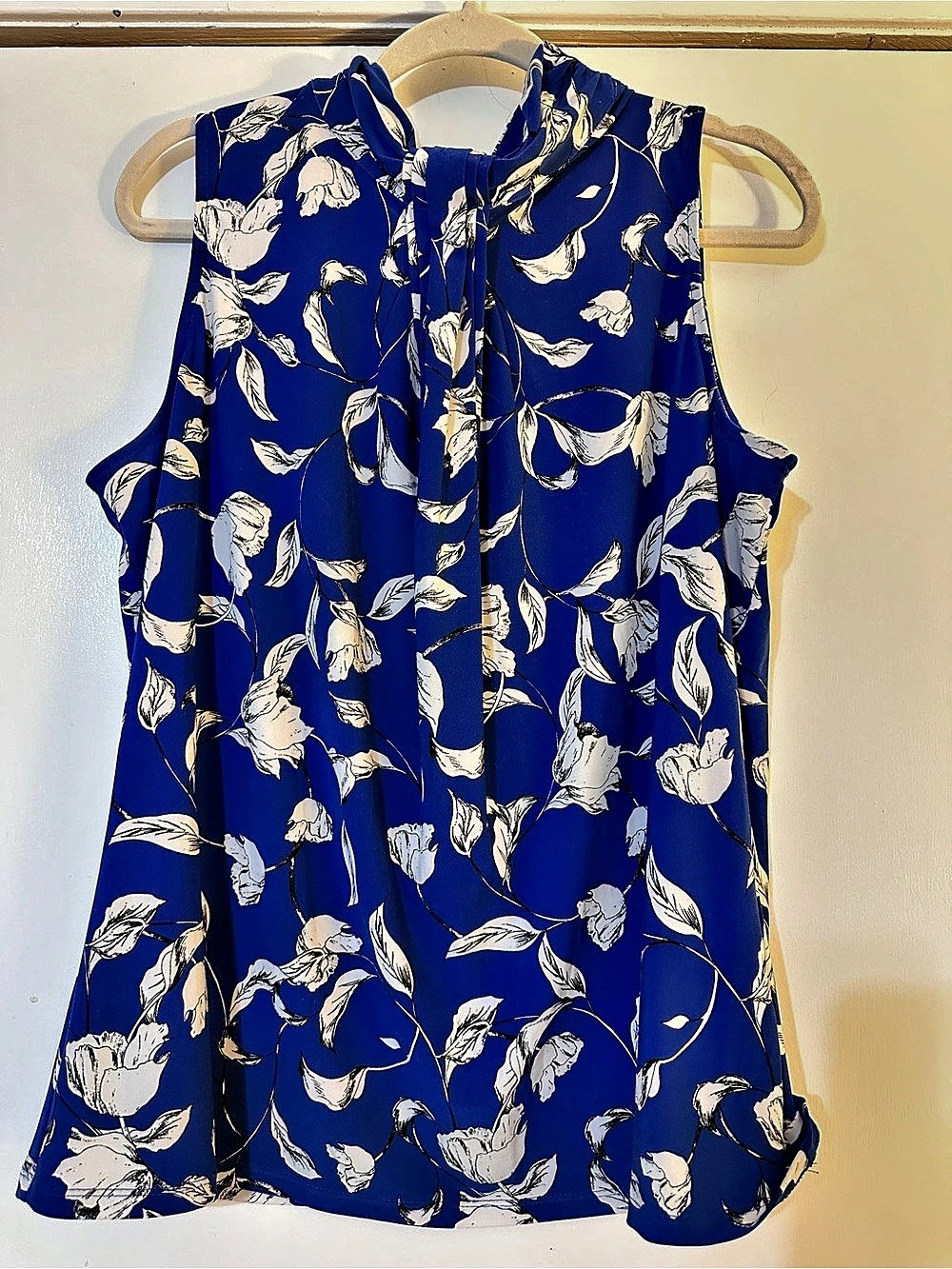 Karl Lagerfeld Floral Sleeveless Blouse in Blue & White Size XL Like New